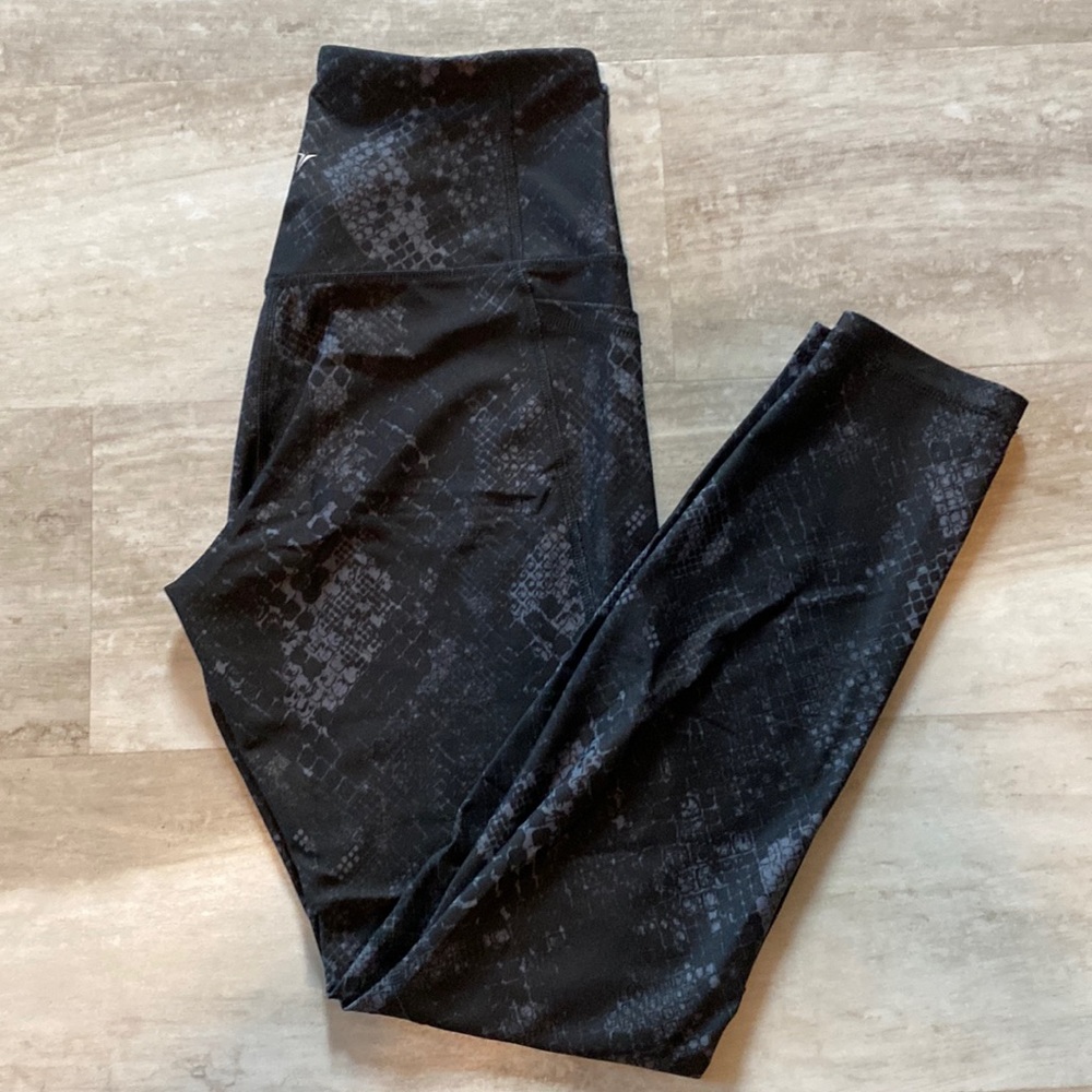 Medium black snake print Old Navy 7/8 leggings